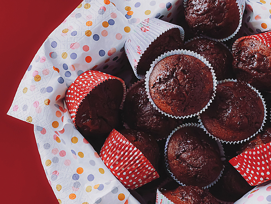 포토 JPG 해외이미지 디저트 사람없음 달콤 컵케이크 포장지 머핀 초콜릿머핀 해외202309 해외포토 음식 빵 포장 케이크 맛 파일형식