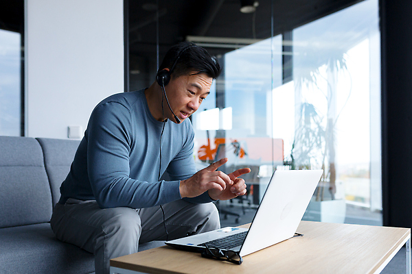 포토 JPG 해외이미지 직업 행복 이어폰 비즈니스 CEO 사업가 통신 회의 한국 실내 대화 한명 미소 사람 앉기 동양인 노트북 스마트폰 컴퓨터 사무실 일본 헤드폰 중국 도움 비즈니스맨 상담원 연결 토론 종업원 고객 동료 서비스 텔레마케팅 부름 온라인 동영상 경영 운영자 지원 채팅 프리랜서 해외202309 해외포토 1 남자 감정 아시아 음향기기 컨셉 관계 모션 표정 말하기 인종 내부 전자제품 핸드폰 스마트기기 직장인 사무원 서비스업 파일형식