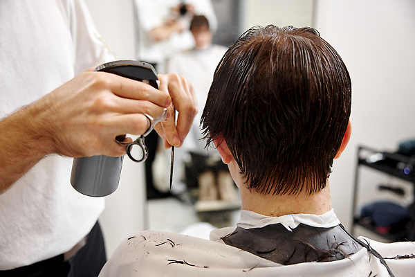 포토 JPG 해외이미지 헤어스타일 손 응시 남자 앉기 상반신 성인 두명 반사 거울 장비 젖음 망토 미용사 이발 이발소 미용가위 헤어스프레이 성인남자만 해외202309 해외포토 직업 시선 모션 가위_도구 사람 신체부위 미용용품 뷰티샵 헤어용품 남자만 성인만 파일형식