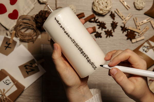 포토 JPG 해외이미지 손 초 공 집게 선물 신체부위 장식 숫자 펜 하트 기록 준비 노끈 DIY 꾸미기 베이지색 시나몬스틱 핸드메이드 나무배경 팔각회향 해외포토 모양 문자 줄 컬러 백그라운드 사람 취미 필기구 향신료 시나몬 파일형식