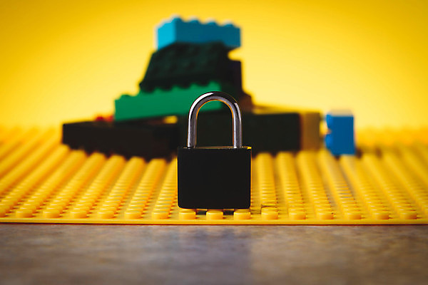 포토 JPG 해외이미지 디자인 백그라운드 회사 비즈니스 벽돌 사람없음 빨간색 장난감 세일 상점 블록 게임 그룹 닫기 플라스틱 심볼 묘사 사인 레고 소매 해외202309 해외포토 컬러 모션 재질 놀이 파일형식