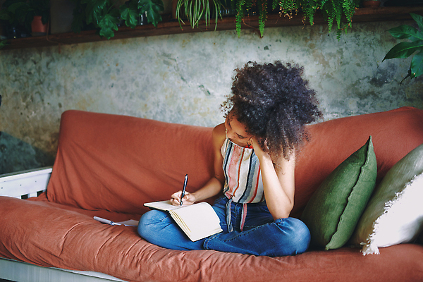 포토 JPG 해외이미지 직업 라이프스타일 여자 종이 비즈니스 청소년 설계 아파트 주택 아이디어 갈색머리 창조 한명 사람 20대 성인 일상 학습 소파 다이어리 공책 표현 기록 계획 남아프리카 돌봄 심각 염원 목차 여자한명만 락다운 해외202309 해외포토 1 헤어스타일 교육 컨셉 의자 모션 아프리카 문구용품 청년 건물 라이프 생활 사무용품 여자만 파일형식