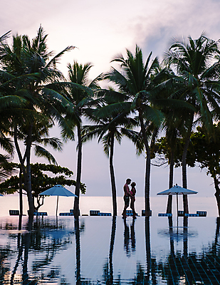 포토 JPG 해외이미지 나무 라이프스타일 커플 행복 바다 섬 여행 우산 하늘 호텔 휴가 휴식 수영장 건강 손바닥 야외 두명 물 뷰티 일출 맑음 수영 일몰 낭만 신혼여행 휴게실 고급 휴양지 무한 파라다이스 해외202309 해외포토 자연요소 식물 손 감정 결혼 컨셉 관계 숙소 날씨 사람 생활 노을 장소 수상스포츠 파일형식