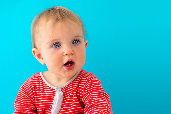 포토 JPG 해외이미지 백인 1 응시 행복 감정 얼굴 어린이 백그라운드 실내 건강 한명 사람 소년 파란색 금발 뷰티 기쁨 흰색 아기 달콤 떨어짐 작음 연도 긍정 걸음마 고립 천진난만 카피스페이스 해외202309 해외포토 서양인 헤어스타일 시선 남자 컬러 컨셉 모션 내부 신체부위 공백 맛 크기 파일형식