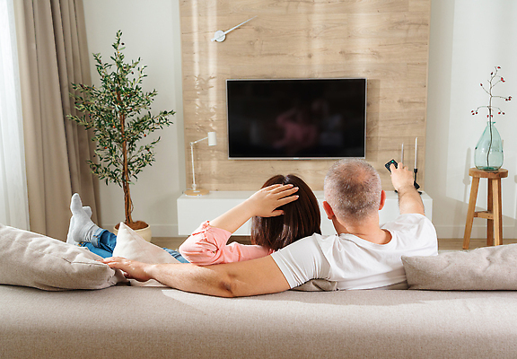 포토 JPG 해외이미지 라이프스타일 커플 여자 남자 여유 2 거실 휴식 주택 함께함 실내 사랑 사람 앉기 성인 내부 두명 뒷모습 가로 소파 스크린 텔레비전 방 관찰 영화 조언 프로그램 해외202309 해외포토 감정 뷰포인트 컨셉 의자 관계 모션 문화예술 건물 생활 전자제품 파일형식