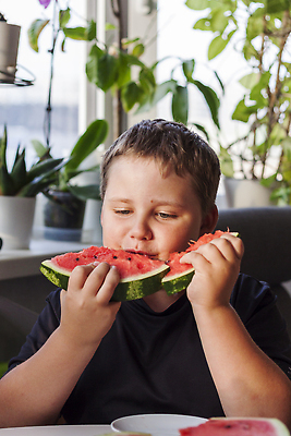 포토 JPG 해외이미지 식물 남자 화분 어린이 조각 수박 한명 들기 소년 상반신 양손 먹기 소년한명만 해외202309 해외포토 1 손 과일 모션 사람 남자한명만 소년만 파일형식