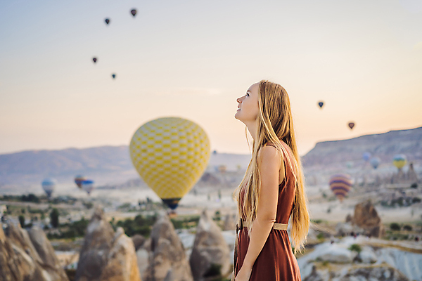 포토 JPG 해외이미지 여자 여행 하늘 한명 성인 야외 옆모습 일몰 로맨틱 열기구 성인여자한명만 튀르키예 해외202309 해외포토 1 아시아 뷰포인트 컨셉 항공교통 사람 노을 여자한명만 성인여자만 파일형식