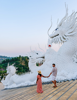 포토 JPG 해외이미지 커플 여자 남자 아시아 종교 문화 조각 여행 불교 건축양식 태국 미술 사람 동양인 풍경 두명 건물 파란색 조각상 뷰티 여행객 탑 동남아시아 중국 일몰 흰색 용 축하 사찰 심볼 사리탑 해외202309 해외포토 건축물 건축 나라 컬러 컨셉 관계 종교건축 문화예술 인종 조형물 노을 파일형식