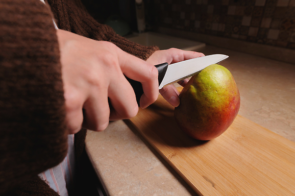 포토 JPG 해외이미지 백인 손 음식 채소 오렌지 과일 재료 손가락 탁자 디저트 도마 건강 관리 사람없음 목재 노란색 주방 껍질 신선 칼 닫기 달콤 맛 자르기 먹기 준비 유기농 날것 레시피 망고 숙성 채식주의자 해외202309 해외포토 서양인 나무 웰빙 컬러 가구 컨셉 모션 주방용품 신체부위 열대과일 채식 파일형식