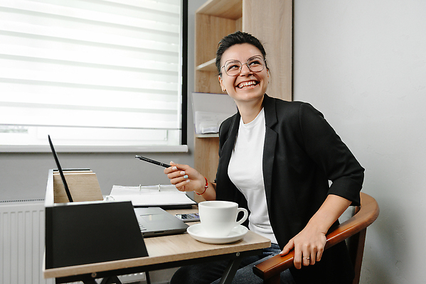 포토 JPG 해외이미지 직업 1 라이프스타일 응시 여자 행복 2 인터넷 비즈니스 통신 주택 실내 한명 사람 앉기 노트북 컴퓨터 소파 사무실 뷰티 알약 디지털 스크린 게임 키보드 잡기 업무 비즈니스우먼 네트워크 연결 무선전화기 오브젝트 오픈카 온라인 잡종 안락 웨비나 해외202309 해외포토 시선 감정 컨셉 의자 모션 승용차 놀이 내부 건물 생활 전자제품 약 작업 직장인 전화기 세미나 파일형식 언택트