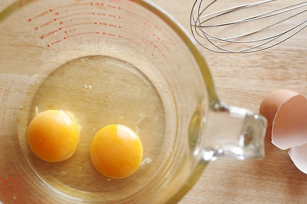 포토 JPG 해외이미지 2 재료 유리 사람없음 하이앵글 사발 유기농 날것 레시피 노른자 깨짐 단백질 해외202309 해외포토 웰빙 뷰포인트 컨셉 재질 계란 사기그릇 영양소 파일형식