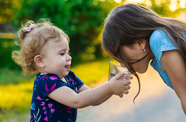 포토 JPG 해외이미지 손 배너 행복 얼굴 음료 어린이 음식 백그라운드 유리 프레임 건강 두명 물 뷰티 라벨 봄 추위 흰색 시골 아기 대접 신선 입 투명 큼 입술 주기 질감 언니 고립 돌봄 생존 카피스페이스 규칙적 해외202309 해외포토 자연요소 계절 감정 컬러 컨셉 가족 모션 재질 사람 신체부위 공백 크기 자매 파일형식