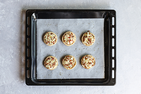 포토 JPG 해외이미지 전통 종이 음식 백그라운드 양파 치즈 쟁반 요리 사람없음 책 빛 케이크 주방 회색 프랑스 뜨거움 원형 오븐 작음 굽기 허브 크림 향신료 준비 소금 부드러움 지역 베이컨 레시피 대각선 내추럴 프랑스어 미니 오리지널 전국 전문 줄서기 짠맛 핸드메이드 플랫레이 해외202309 해외포토 도형 식물 문자 유럽 선 컬러 채소 모션 디저트 유제품 돼지고기 가전제품 감각 플랫 맛 크기 구이 향미료 파일형식