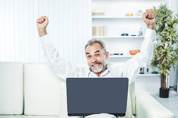 포토 JPG 해외이미지 직업 라이프스타일 컨셉 인터넷 비즈니스 통신 성공 한명 사람 앉기 노트북 소파 태블릿 사무실 독서 터치 정보 가리킴 업무 작업 비즈니스맨 네트워크 이메일 계획 연결 종업원 분석 공정 온라인 책임자 변호사 경영 실행 지원 프로그래머 스타일 해외202309 해외포토 1 남자 의자 모션 손짓 생활 전자제품 스마트기기 직장인 파일형식