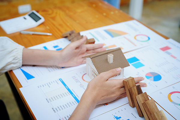 포토 JPG 해외이미지 손 비즈니스 부동산 주택 신체부위 모형 거래 중개인 문서 도미노 해외202309 해외포토 직업 사람 건물 재산 파일형식