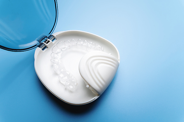 포토 JPG 해외이미지 사람없음 청결 공백 투명 파란배경 교정기 위생관리 치아교정 해외202309 해외포토 백그라운드 관리 파란색 위생 교정 파일형식