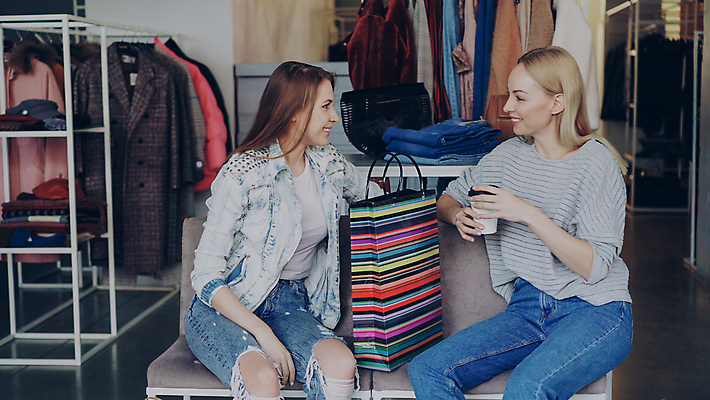 포토 JPG 해외이미지 백인 라이프스타일 옷 여자 행복 커피 가방 함께함 대화 사람 앉기 손짓 성인 두명 친구 쇼핑 금발 뷰티 유행 세일 상점 우정 흰색 청바지 도시 쇼핑몰 고객 나눔 소매 쇼퍼홀릭 해외202309 해외포토 서양인 헤어스타일 잡화 감정 음료 컬러 컨셉 바지 관계 모션 말하기 생활 파일형식