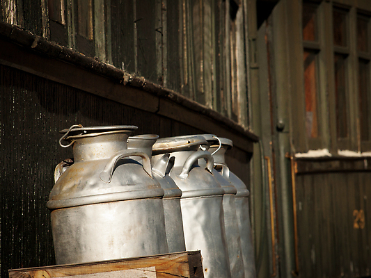포토 JPG 해외이미지 전통 도로 교통시설 자동차 자연 하늘 사람없음 초록색 파란색 미국 기찻길 기차 우유 수확 골동품 역사 황금 클래식 철 박물관 엔진 옛날 중고 콜로라도 통근 해외202309 해외포토 길 육상교통 컬러 교통 컨셉 북아메리카 농업 유제품 대중교통 시설 생태계 출근 파일형식