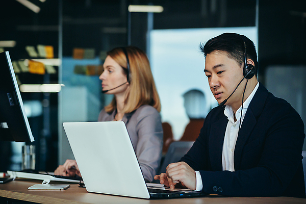 포토 JPG 해외이미지 여자 남자 회사 함께함 앉기 정장 상반신 성인 두명 옆모습 노트북 모니터 헤드셋 키보드 비즈니스맨 비즈니스우먼 상담원 동료 성인만 해외202309 해외포토 옷 뷰포인트 음향기기 컨셉 비즈니스 관계 모션 사람 전자제품 컴퓨터 헤드폰 직장인 사무원 파일형식