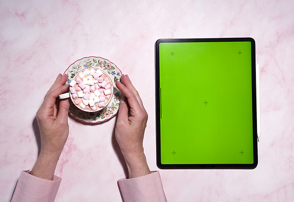 포토 JPG 해외이미지 학생 라이프스타일 손 여유 분홍색 통신 휴식 건강 앉기 사람없음 일상 초록색 쇼핑 컴퓨터 디지털 잡기 업무 네트워크 서핑 종업원 무선전화기 책상 검색 와이파이 온라인 일시정지 소셜미디어 터치스크린 크로마키 비어있는 해외202309 해외포토 직업 감정 컬러 가구 컨셉 모션 라이프 생활 신체부위 전자제품 수상스포츠 작업 전화기 무선인터넷 파일형식