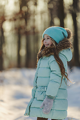 포토 JPG 해외이미지 백인 모자 손 계절 공원 행복 어린이 겨울 자연 놀이 휴가 건강 한명 미소 사람 풍경 성인 야외 세로 컬러풀 달리기 태양 뷰티 유행 산책 기쁨 추위 코트 흰색 시골 숲 서리 2월 러시아인 눈내림 해외202309 해외포토 자연요소 서양인 1 잡화 공공시설 감정 컬러 모션 휴식 눈_날씨 표정 신체부위 외투 날짜 생태계 파일형식