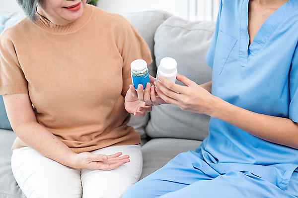 포토 JPG 해외이미지 여자 노년 행복 할머니 병원 들기 앉기 동양인 상반신 두명 옆모습 치료 소파 건강관리 환자 간호사 약병 여자만 해외202309 해외포토 감정 뷰포인트 의자 의학 모션 건강 관리 사람 인종 성인 약 의료진 병_담는 파일형식