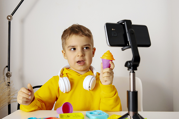 포토 JPG 해외이미지 남자 화분 어린이 한명 들기 소년 상반신 앞모습 스마트폰 장난감 촬영 헤드셋 삼각대 소년한명만 크리에이터 1인미디어 유튜버 영상촬영 해외포토 직업 1 뷰포인트 음향기기 모션 사람 핸드폰 스마트기기 헤드폰 방송 남자한명만 소년만 파일형식