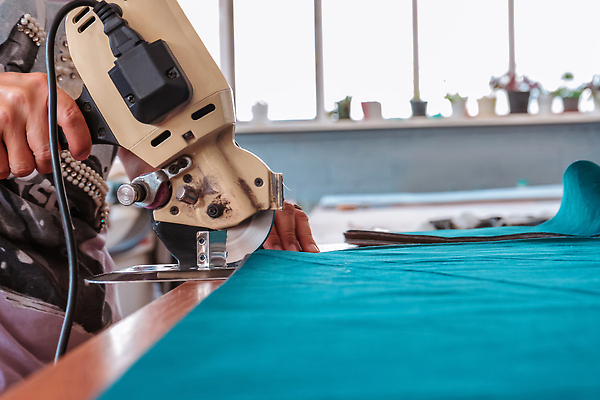 포토 JPG 해외이미지 직업 손 디자인 옷 산업 비즈니스 공장 노동자 직장 취미 사람없음 유행 기계 장비 공구 직물 면 업무 작업실 실 제조 바느질 땀 재단 재단사 방법 핸드메이드 해외202309 해외포토 회사 공업 신체부위 도구 작업 파일형식
