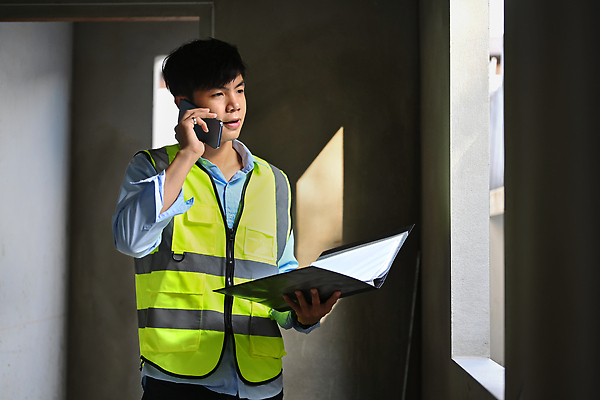 포토 JPG 해외이미지 남자 건축 한명 들기 동양인 상반신 성인 스마트폰 건설현장 건축가 문서 통화 안전조끼 성인남자한명만 해외202309 해외포토 직업 1 모션 건설업 사람 인종 핸드폰 스마트기기 남자한명만 성인남자만 파일형식