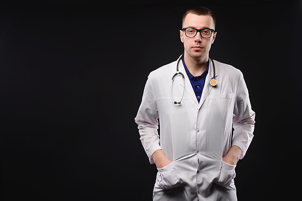 포토 JPG 해외이미지 직업 남자 얼굴 백그라운드 컨셉 유니폼 청진기 실내 건강 병원 가면 한명 안전 사람 성인 우주 장비 의사 흰색 바이러스 보호 질병 감염 외과 돌봄 전염병 코로나바이러스 해외202309 해외포토 1 옷 컬러 의학 의료기기 모션 내부 신체부위 의료진 파일형식