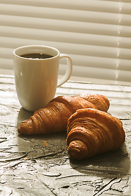 포토 JPG 해외이미지 커피 아침 사람없음 머그컵 블라인드 아침식사 커피잔 크루아상 오브젝트 브런치 해외202309 해외포토 주간 음료 빵 잔 컵 식사 커튼 파일형식