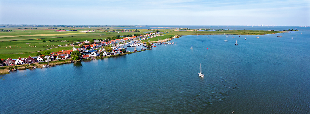 포토 JPG 해외이미지 전통 유럽 호수 스포츠 여행 밭 요트 건축양식 자연 주택 항해 안테나 파노라마 풍경 사람없음 야외 물 마을 시골 보트 중세 역사 터널 네덜란드 타운 해외202309 해외포토 자연요소 건축 나라 길 농업 배_교통 통신 촬영기법 건물 도시 생태계 파일형식