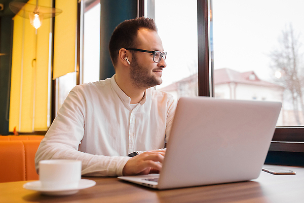 포토 JPG 해외이미지 백인 직업 라이프스타일 응시 남자 행복 안경 여행 인터넷 비즈니스 사업가 통신 성공 노동자 직장 실내 한명 미소 사람 앉기 정장 성인 노트북 스마트폰 컴퓨터 사무실 공책 흰색 업무 비즈니스맨 자신감 공항 토론 스마트 책상 출발 경영자 경영 해외202309 해외포토 서양인 1 시선 잡화 옷 감정 컬러 가구 컨셉 회사 교통시설 모션 문구용품 표정 내부 생활 전자제품 핸드폰 스마트기기 작업 직장인 리더 파일형식