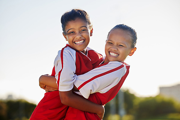포토 JPG 해외이미지 남자 어린이 유니폼 포옹 협력 함께함 소년 상반신 두명 옆모습 친구 축구 소년만 해외202309 해외포토 옷 뷰포인트 컨셉 관계 안기 사람 구기 남자만 어린이만 파일형식