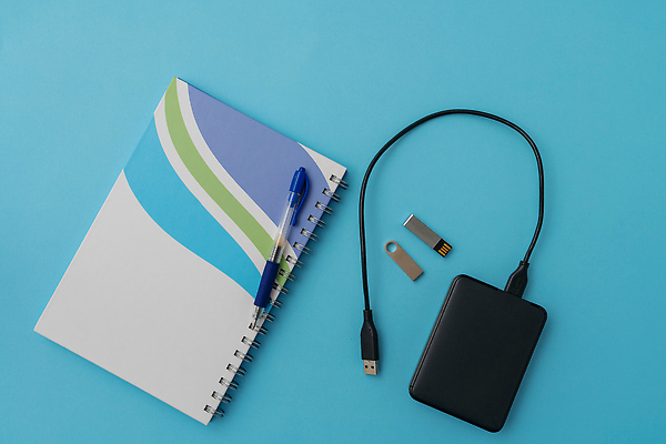 포토 JPG 해외이미지 디자인 교육 종이 백그라운드 컨셉 비즈니스 학교 탁자 나선형 사람없음 야외 책 스터디 사무실 펜 디지털 다이어리 검은색 쪽지 공책 덮개 흰색 업무 막대기 잡지 USB 책상 오브젝트 문서 바인더 조언 공급 목차 미니멀 해외202309 해외포토 컬러 가구 무늬 문구용품 간행물 학습 필기구 사무용품 뚜껑 작업 파일형식