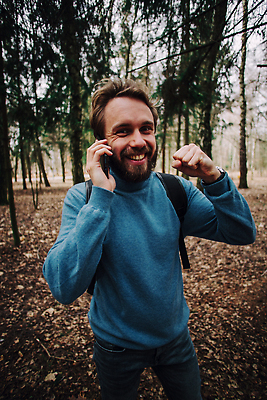 포토 JPG 해외이미지 백인 1 학생 라이프스타일 남자 행복 벽 백그라운드 컨셉 인터넷 비즈니스 통신 모바일 수염 주택 세포 대화 한명 사람 성인 야외 스마트폰 핸드폰 유행 우주 외침 분노 잡기 도시 비즈니스맨 전화기 스마트 고민 부름 긴장 힙스터 해외202309 해외포토 서양인 패션 감정 모션 말하기 건물 생활 전자제품 스마트기기 소리 직장인 파일형식