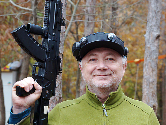 포토 JPG 해외이미지 남자 무기 포즈 유니폼 놀이 관리 한명 미소 성인 힘 장비 총 게임 잡기 자신감 숲 헬멧 위험 공격 군용 싸움 보안 시력 해외202309 해외포토 1 옷 감정 컨셉 모션 군대 표정 안전 사람 보호장비 파일형식