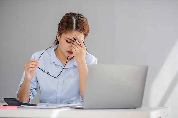 포토 JPG 해외이미지 여자 안경 회사 스트레스 한명 동양인 상반신 성인 앞모습 노트북 사무실 볼펜 잡기 업무 비즈니스우먼 성인여자한명만 해외202309 해외포토 1 잡화 뷰포인트 비즈니스 모션 사람 인종 전자제품 펜 작업 직장인 여자한명만 성인여자만 파일형식