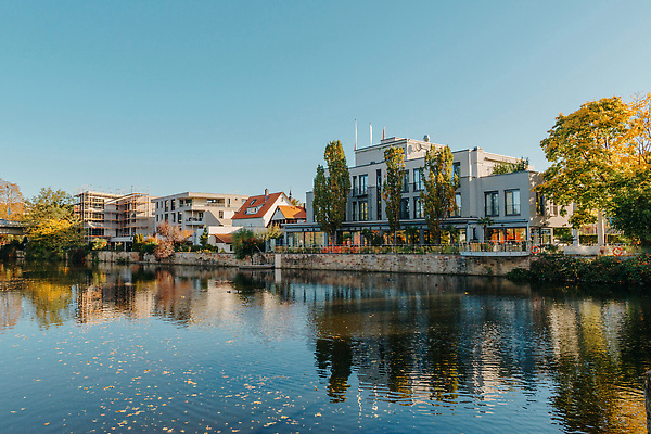 포토 JPG 해외이미지 전통 외관 유럽 문화 여행 건축양식 하늘 거리 주택 독일 풍경 사람없음 야외 건물 가로 여름 파란색 도시풍경 컬러풀 햇빛 여행객 정원 도시 센터 중세 역사 타운 이웃 랜드마크 옛날 인기 전국 해외202309 해외포토 건축물 계절 건축 나라 컬러 사람 태양 파일형식