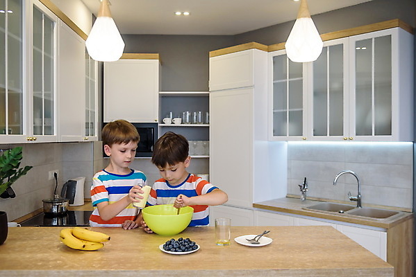 포토 JPG 해외이미지 백인 라이프스타일 행복 어린이 음식 크리스마스 2 과일 학교 가족 탁자 디저트 주택 요리 사람 소년 두명 뷰티 쿠키 케이크 주방 요리사 앞치마 빵집 아기 달콤 굽기 준비 반죽 만들기 밀가루 걸음마 남동생 제빵사 페스츄리 해외202309 해외포토 서양인 직업 교육 기념일 남자 감정 빵 가구 관계 모션 건물 생활 상점 맛 가루 구이 동생 파일형식