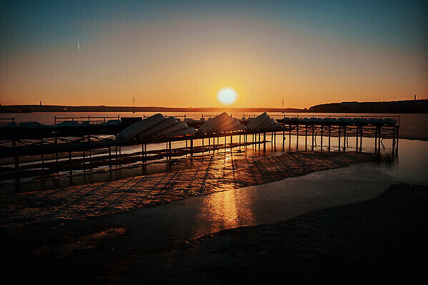 포토 JPG 해외이미지 문화 호수 모래 바다 여행 백그라운드 자연 하늘 휴가 사람없음 야외 목재 물 파란색 태양 뷰티 반사 여행객 평화 일출 항구 황혼 일몰 낭만 시골 만 보트 저녁 즐거움 방파제 포트 옛날 수평선 해외202309 해외포토 자연요소 나무 공공시설 감정 컬러 컨셉 배_교통 재료 교통시설 사람 노을 야간 생태계 파일형식