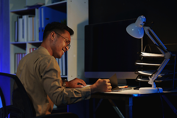 포토 JPG 해외이미지 백인 직업 라이프스타일 여자 남자 백그라운드 컨셉 비즈니스 통신 탁자 모바일 스트레스 주택 직장 피곤 한명 사람 앉기 동양인 성인 노트북 스마트폰 컴퓨터 사무실 어둠 도시 시간 업무 비즈니스맨 비즈니스우먼 좌절 야간 종업원 사이버 책상 경영자 문제 야근 경영 넘어짐 마감 해외202309 해외포토 자연요소 서양인 1 감정 가구 회사 모션 인종 건물 생활 전자제품 핸드폰 스마트기기 작업 직장인 리더 파일형식