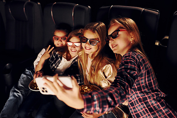 포토 JPG 해외이미지 여자 어린이 의자 들기 앉기 여러명 상반신 앞모습 옆모습 스마트폰 셀프카메라 영화관 영화 브이 팝콘 3D안경 문화생활 영화감상 소녀만 해외202309 해외포토 라이프스타일 안경 뷰포인트 가구 다수 모션 문화예술 사람 손짓 핸드폰 스마트기기 사진촬영 감상 극장 여자만 어린이만 파일형식