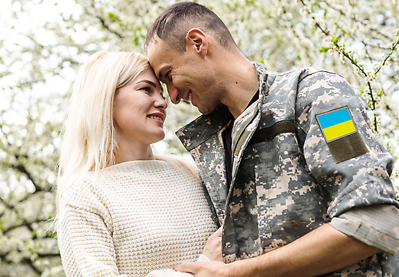 포토 JPG 해외이미지 나무 여자 남자 꽃 행복 유니폼 패턴 가족 함께함 상반신 성인 두명 옆모습 마주보기 손잡기 군인 이마맞대기 성인만 해외202309 해외포토 식물 직업 옷 감정 뷰포인트 컨셉 무늬 관계 모션 사람 국군 얼굴맞대기 파일형식