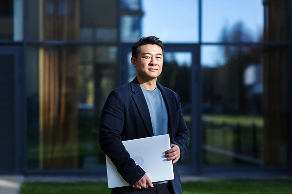 포토 JPG 해외이미지 응시 남자 한명 들기 동양인 상반신 성인 야외 노트북 비즈니스맨 출장 성인남자한명만 해외202309 해외포토 1 시선 비즈니스 모션 사람 인종 전자제품 직장인 남자한명만 성인남자만 파일형식