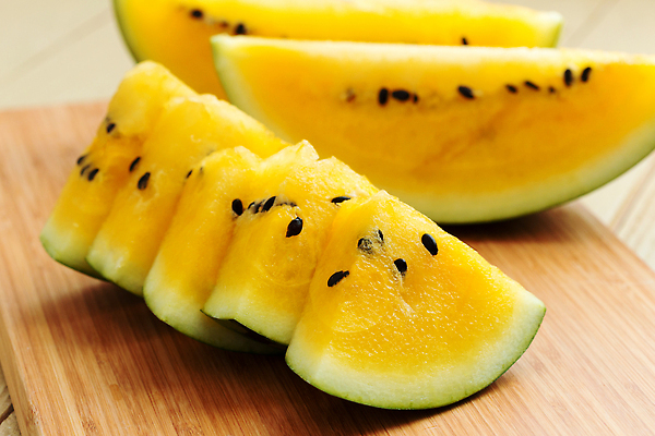 포토 JPG 해외이미지 조각 단면 사람없음 노란색 슬라이스 수박씨 나무도마 블랙망고수박 해외202309 해외포토 컬러 수박 도마 씨앗 목재 파일형식
