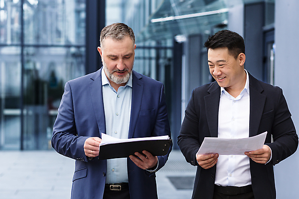 포토 JPG 해외이미지 남자 중년 회사 함께함 들기 정장 상반신 성인 두명 앞모습 비즈니스우먼 동료 문서 서류판 성인남자만 해외202309 해외포토 옷 여자 뷰포인트 컨셉 비즈니스 관계 모션 사람 사무용품 직장인 남자만 성인만 파일형식