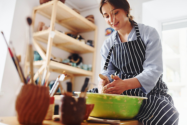 포토 JPG 해외이미지 그릇 여자 한명 앉기 상반신 성인 취미 앞모습 도자기 도자기공예 만들기 성인여자한명만 공예도구 해외202309 해외포토 1 식기 뷰포인트 모션 사람 도구 공예 여자한명만 성인여자만 파일형식