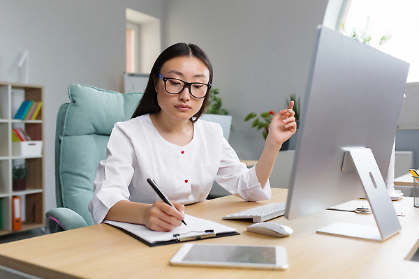 포토 JPG 해외이미지 여자 화분 안경 화초 의자 책장 한명 앉기 상반신 성인 옆모습 태블릿 사무실 펜 모니터 키보드 기록 마우스 스마트 책상 서류판 성인여자한명만 해외202309 해외포토 식물 1 잡화 뷰포인트 가구 컨셉 비즈니스 모션 사람 전자제품 스마트기기 컴퓨터 필기구 컴퓨터용품 사무용품 여자한명만 성인여자만 파일형식