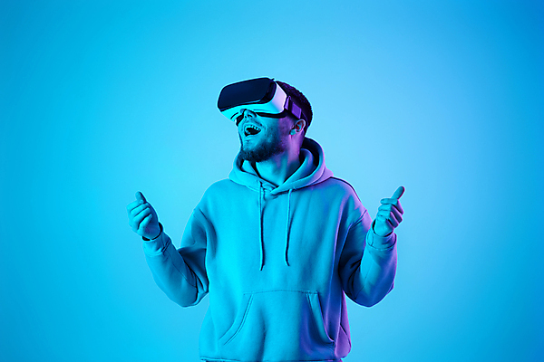 포토 JPG 해외이미지 남자 미래 기술 한명 상반신 성인 앞모습 파란색 게임 즐거움 따봉 가상현실 성인남자한명만 오큘러스 VR기기 해외202309 해외포토 1 감정 뷰포인트 컬러 컨셉 놀이 사람 기계 최고 남자한명만 성인남자만 파일형식